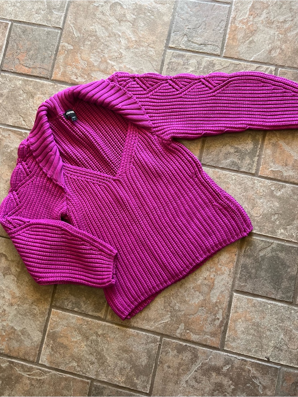 EXPRESS Women's Bright Fuchsia Ribbed V-Neck Sweater-EUC - Picture 4 of 8